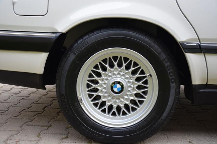Колеса BMW 740i (E32) 1992 года  (UK) (фото 169 из 170)